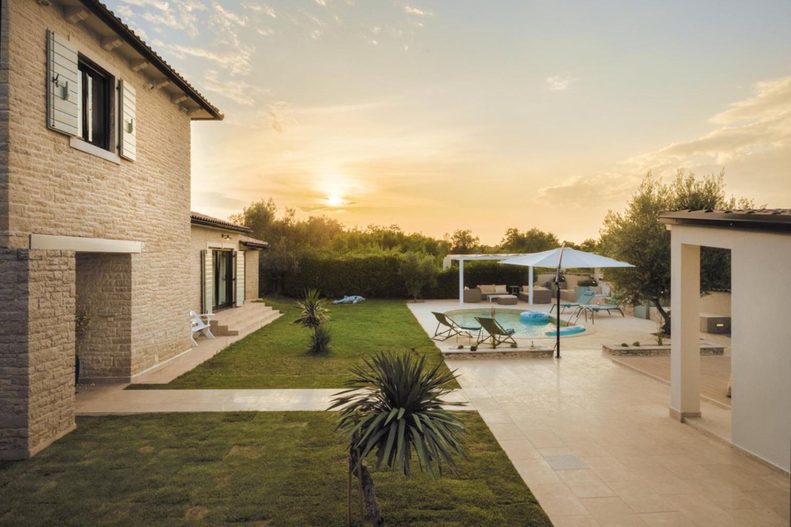 Luxury Villa In Istria - 9,000 Sqm Private Estate With Pool & Sauna, 15 Min To Sea, Near Fazana, 3 Bedrooms Jursici Exterior photo